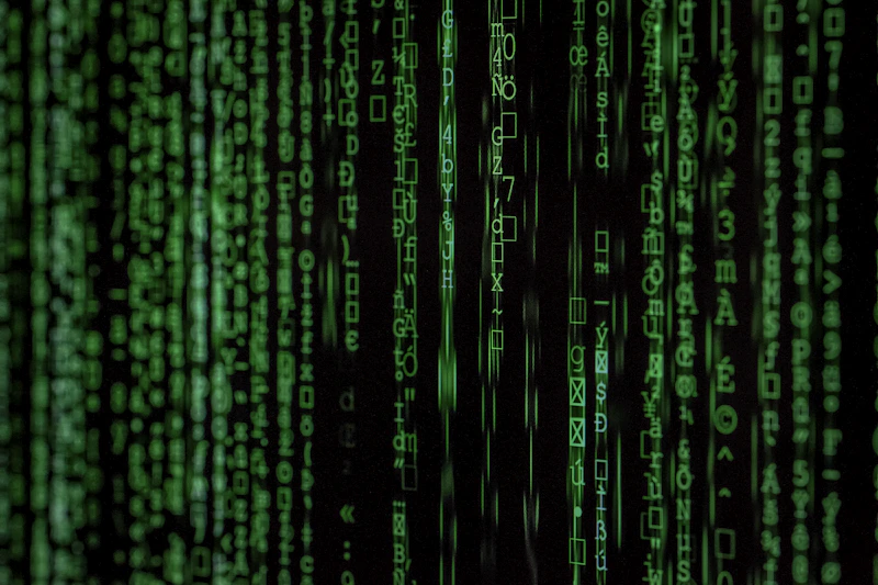 Fluxo de dados verde sobre fundo escuro, representando o sistema de visão computacional que inspeciona placas eletrônicas